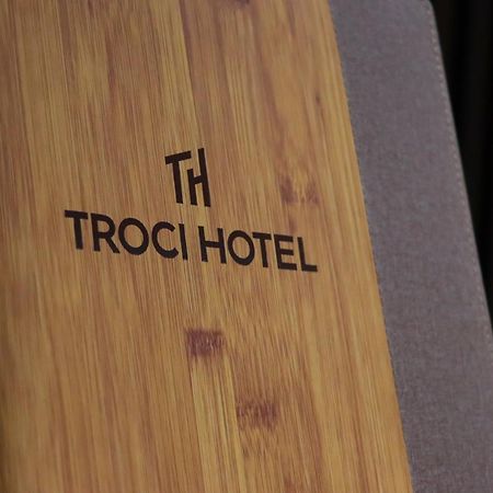 Troci Hotel Kamez Bagian luar foto