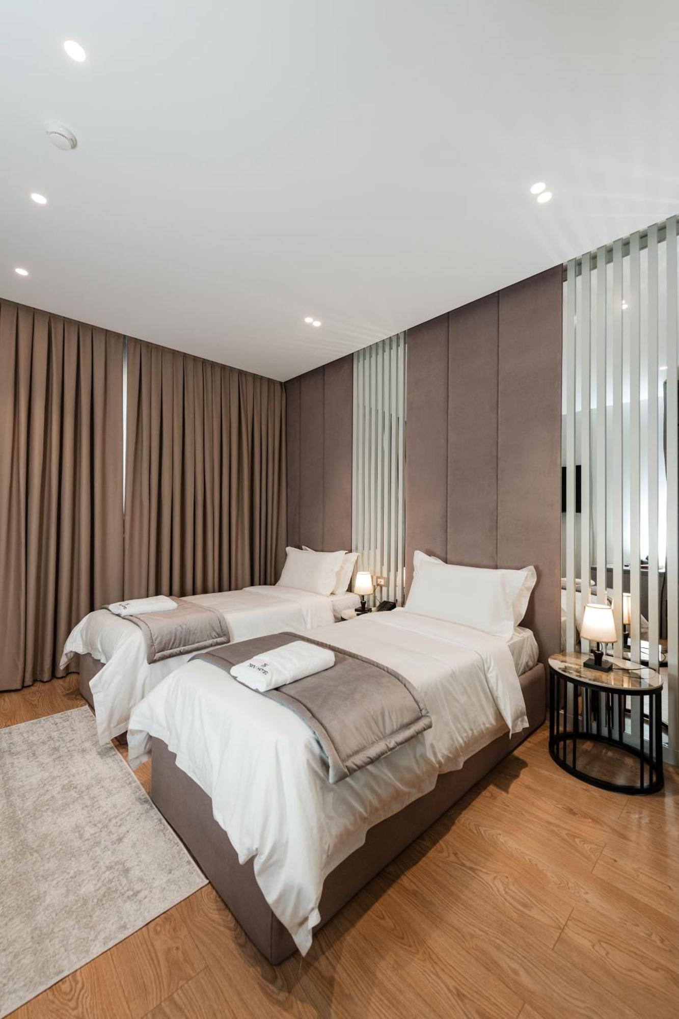 Troci Hotel Kamez Bagian luar foto